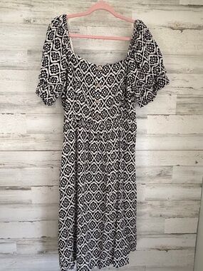 Luxology Black and White Patterned Midi Dress with Puff Sleeves